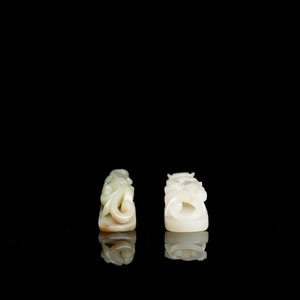 Twee Chinese riemhaken in witte en celadon jade, Qing — foto 6