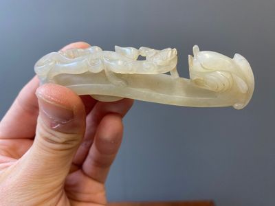 Twee Chinese riemhaken in witte jade, Qing — foto 13