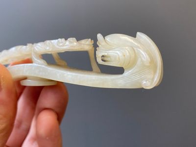 Twee Chinese riemhaken in witte jade, Qing — foto 14