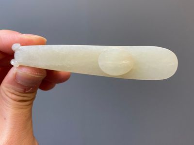 Twee Chinese riemhaken in witte jade, Qing — foto 18