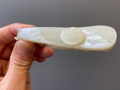 Twee Chinese riemhaken in witte jade, Qing — foto 19