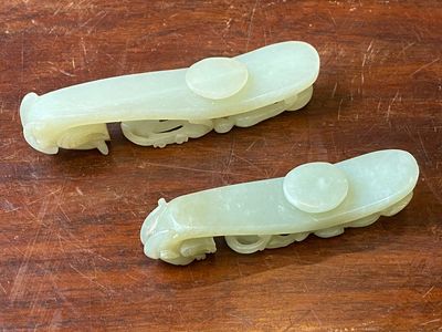 Twee Chinese riemhaken in witte jade, Qing — foto 3
