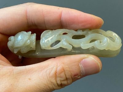 Twee Chinese riemhaken in witte jade, Qing — foto 4