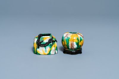 Twee Chinese sancai-geglazuurde penselenwassers, Kangxi