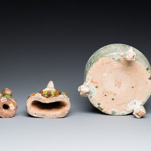 Twee Chinese sancai-geglazuurde sculpturen en een groen-geglazuurde wierookbrander, Han en later — foto 8