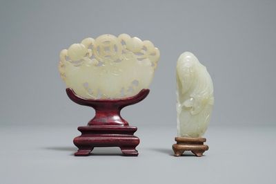 Twee Chinese snijwerken in lichte celadon jade, Qing