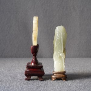 Twee Chinese snijwerken in lichte celadon jade, Qing — foto 11