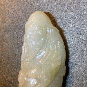 Twee Chinese snijwerken in lichte celadon jade, Qing — foto 19
