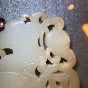 Twee Chinese snijwerken in lichte celadon jade, Qing — foto 21