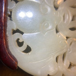 Twee Chinese snijwerken in lichte celadon jade, Qing — foto 24