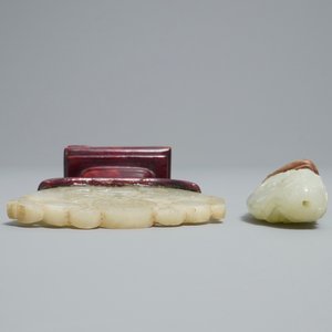 Twee Chinese snijwerken in lichte celadon jade, Qing — foto 5