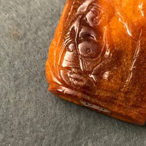 Twee Chinese snuifflessen in ingelegde witte jade en gestoken amber, 18/19e eeuw — foto 13