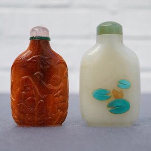 Twee Chinese snuifflessen in ingelegde witte jade en gestoken amber, 18/19e eeuw — foto 6