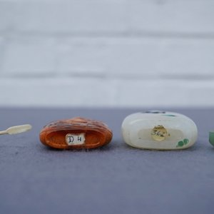 Twee Chinese snuifflessen in ingelegde witte jade en gestoken amber, 18/19e eeuw — foto 8