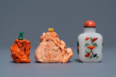 Twee Chinese snuifflessen in koraal en één in opgelegd glas, 19/20e eeuw