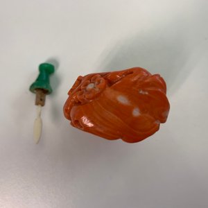 Twee Chinese snuifflessen in koraal en één in opgelegd glas, 19/20e eeuw — foto 11
