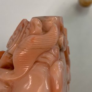 Twee Chinese snuifflessen in koraal en één in opgelegd glas, 19/20e eeuw — foto 16