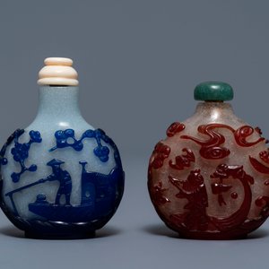 Twee Chinese snuifflessen in meerlagig rood en blauw snowflake glas, 19e eeuw — foto 2