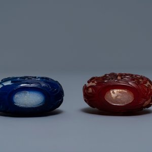 Twee Chinese snuifflessen in meerlagig rood en blauw snowflake glas, 19e eeuw — foto 4