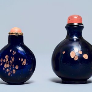 Twee Chinese snuifflessen in saffierblauw- en aventurijn-glas, 18/19e eeuw — foto 2
