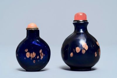 Twee Chinese snuifflessen in saffierblauw- en aventurijn-glas, 18/19e eeuw