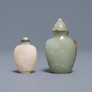 Twee Chinese snuifflessen in witte en celadon jade in Mogoolse stijl, 19e eeuw — foto 1