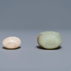 Twee Chinese snuifflessen in witte en celadon jade in Mogoolse stijl, 19e eeuw — foto 4