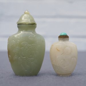Twee Chinese snuifflessen in witte en celadon jade in Mogoolse stijl, 19e eeuw — foto 5