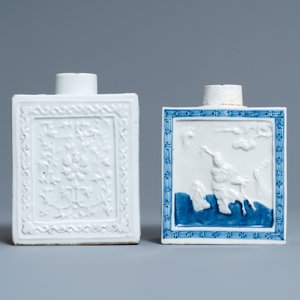 Twee Chinese theebussen met reliëfdecor in blauw-wit en blanc de Chine, 19e eeuw — foto 4