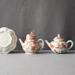 Twee Chinese theepotten en een pattipan met ijzerrood en verguld reliëfdecor, Kangxi/Yongzheng — foto 11