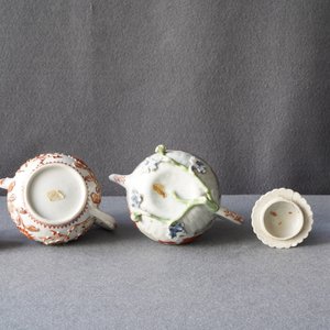 Twee Chinese theepotten en een pattipan met ijzerrood en verguld reliëfdecor, Kangxi/Yongzheng — foto 13