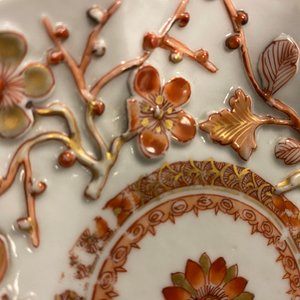 Twee Chinese theepotten en een pattipan met ijzerrood en verguld reliëfdecor, Kangxi/Yongzheng — foto 21