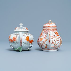 Twee Chinese theepotten en een pattipan met ijzerrood en verguld reliëfdecor, Kangxi/Yongzheng — foto 3