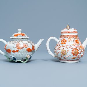 Twee Chinese theepotten en een pattipan met ijzerrood en verguld reliëfdecor, Kangxi/Yongzheng — foto 4