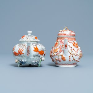 Twee Chinese theepotten en een pattipan met ijzerrood en verguld reliëfdecor, Kangxi/Yongzheng — foto 5