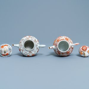 Twee Chinese theepotten en een pattipan met ijzerrood en verguld reliëfdecor, Kangxi/Yongzheng — foto 6