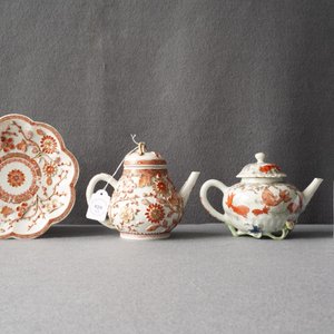 Twee Chinese theepotten en een pattipan met ijzerrood en verguld reliëfdecor, Kangxi/Yongzheng — foto 10