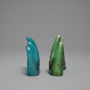 Twee Chinese turquoise geglazuurde en verte biscuit penselenrusten, Kangxi — foto 2