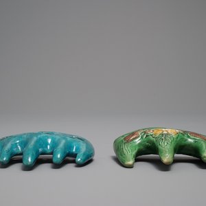 Twee Chinese turquoise geglazuurde en verte biscuit penselenrusten, Kangxi — foto 6