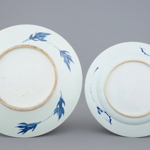 Twee Chinese vazen en twee blauw-witte schotels, 18/19e eeuw — foto 9