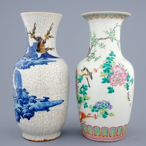 Twee Chinese vazen in blauw-wit en famille rose porselein, 19e eeuw — foto 2