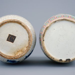 Twee Chinese vazen in blauw-wit en famille rose porselein, 19e eeuw — foto 6