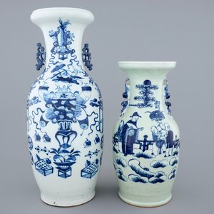 Twee Chinese vazen in blauw-wit op celadon fond, 19e eeuw — foto 1