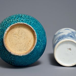 Twee Chinese vazen in blauwwit en monochroom turquoise, Qianlong en 19e eeuw — foto 6