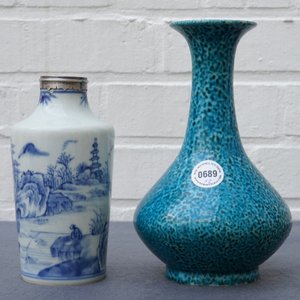 Twee Chinese vazen in blauwwit en monochroom turquoise, Qianlong en 19e eeuw — foto 8