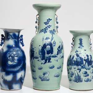 Twee Chinese vazen met blauwwit decor op celadon fondkleur en een drakenvaas, 19e eeuw — foto 1