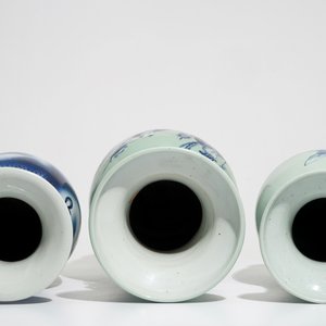 Twee Chinese vazen met blauwwit decor op celadon fondkleur en een drakenvaas, 19e eeuw — foto 5