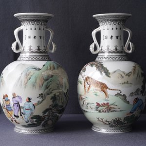 Twee Chinese vazen met ruyi-handgrepen, 2e helft 20e eeuw — foto 15