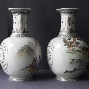 Twee Chinese vazen met ruyi-handgrepen, 2e helft 20e eeuw — foto 16