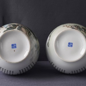 Twee Chinese vazen met ruyi-handgrepen, 2e helft 20e eeuw — foto 19
